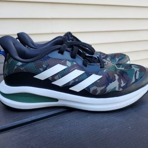 BOYS ADIDAS FORTA RUN size 4.5
